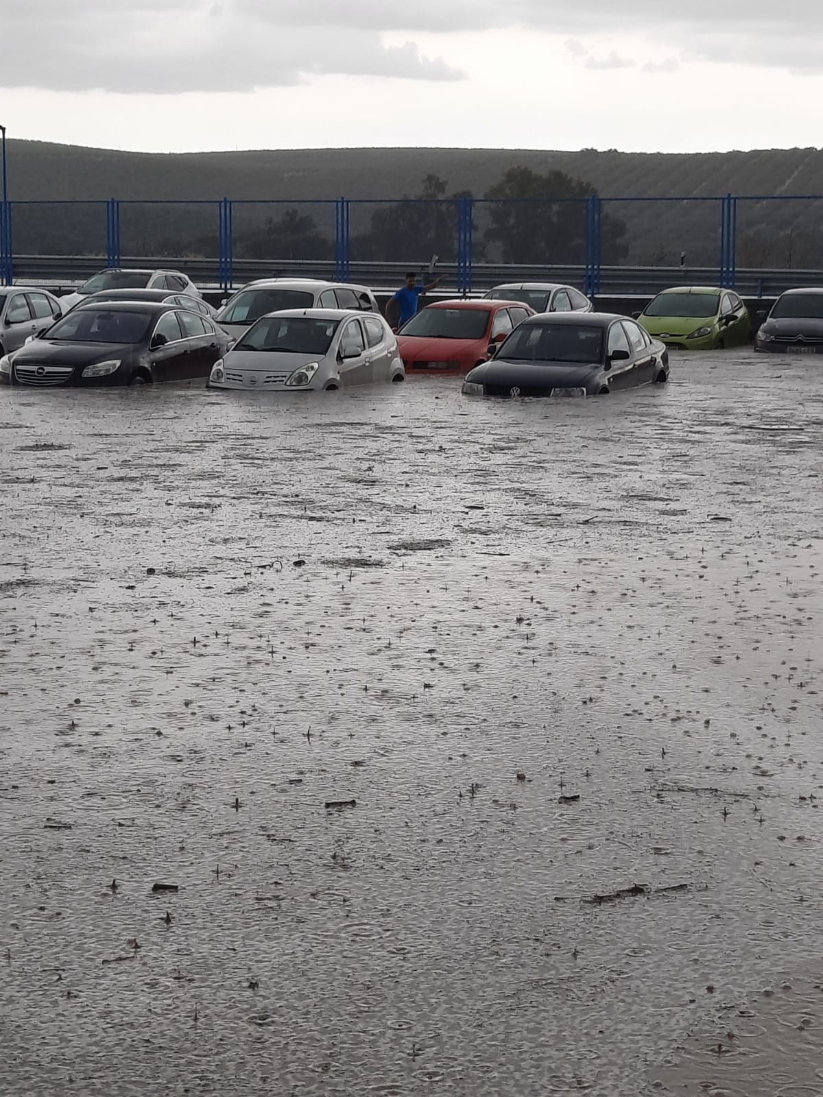 Acumulación de agua en el parking de una empresa en Lucena.