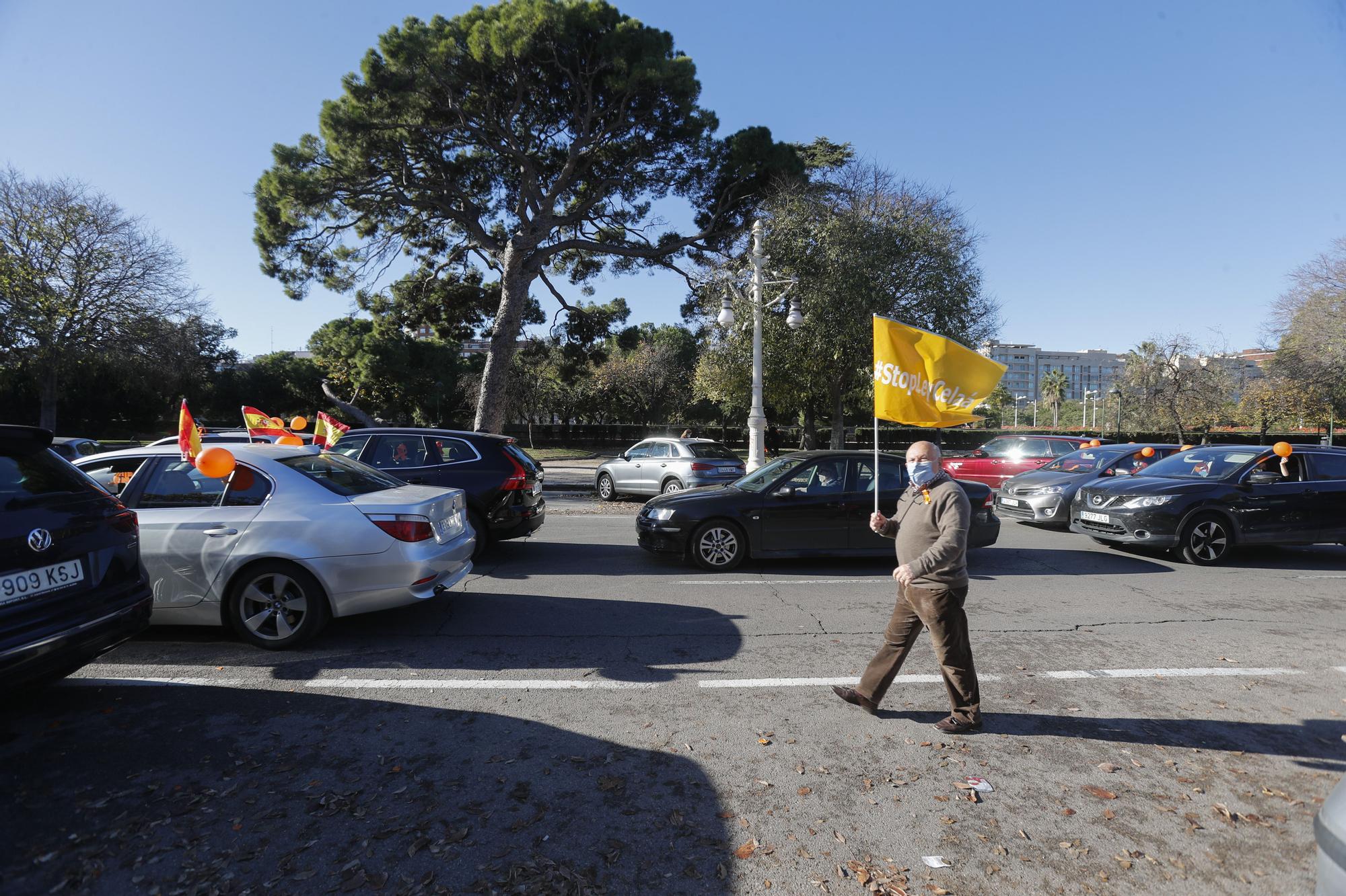 Caravana de vehículos en protesta por el Ley Celaá en València