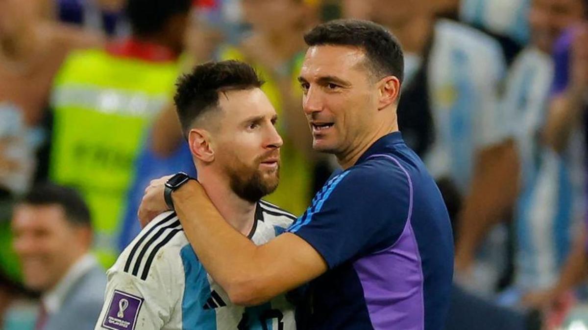 Scaloni abraza a Messi tras el Argentina-Holanda de cuartos de final.