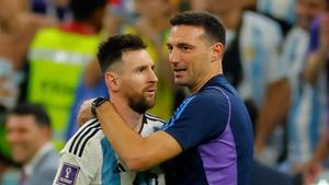 Scaloni abraza a Messi tras el Argentina-Holanda de cuartos de final.