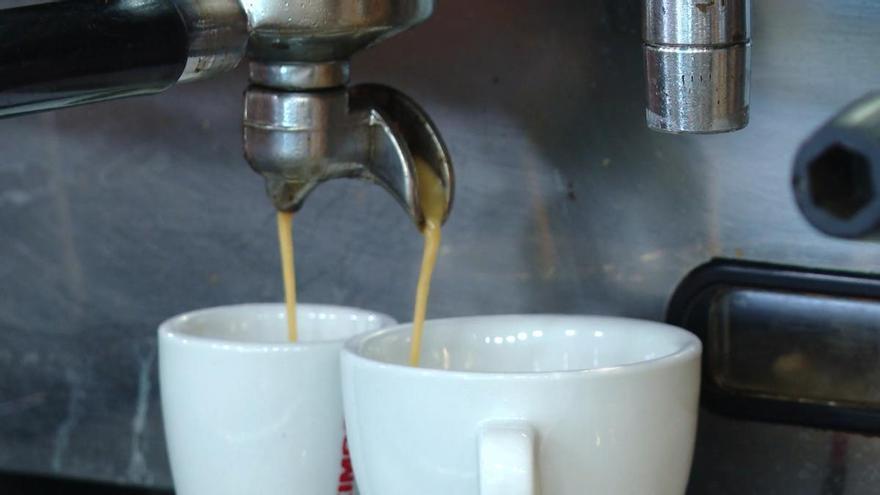 Café contra la demencia: Un nuevo estudio apunta a que dos tazas de café o té al día pueden reducir el riesgo de demencia en un 18%