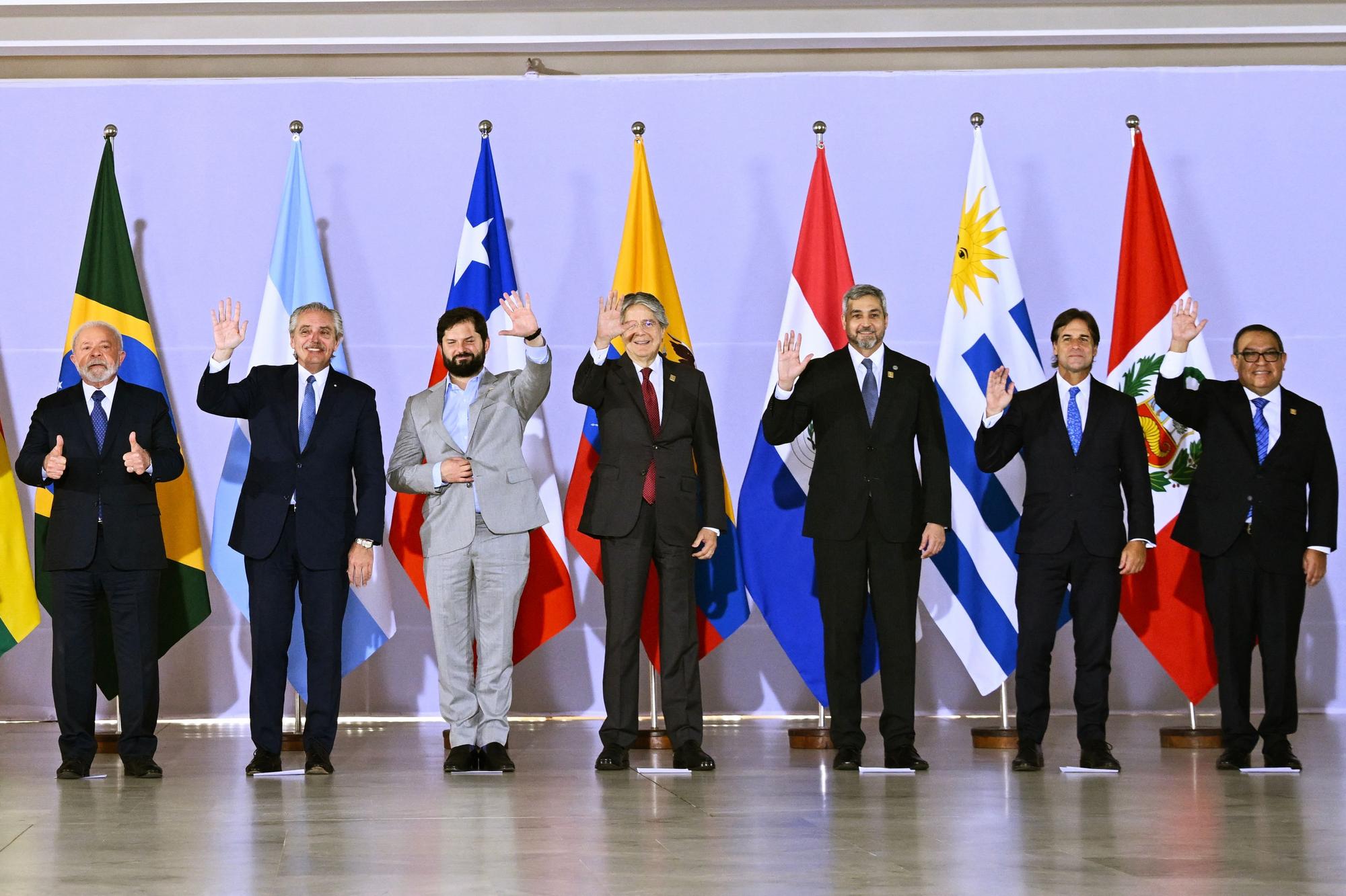 Luiz Inácio Lula da Silva, Alberto Fernández, Gabriel Boric, Guillermo Lasso, Mario Abdo Benítez, Luis Lacalle Pou y Alberto Otarola, este martes en Brasilia.