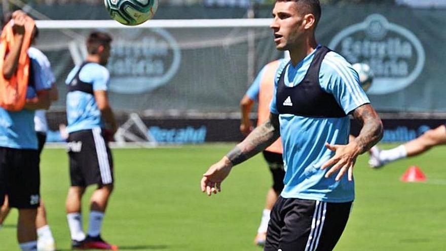 Hugo Mallo controla un balón en un entrenamiento. // RC Celta