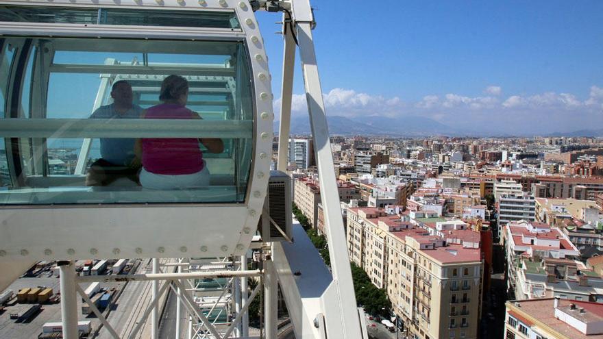 Vista del centro de Málaga desde la noria del puerto.