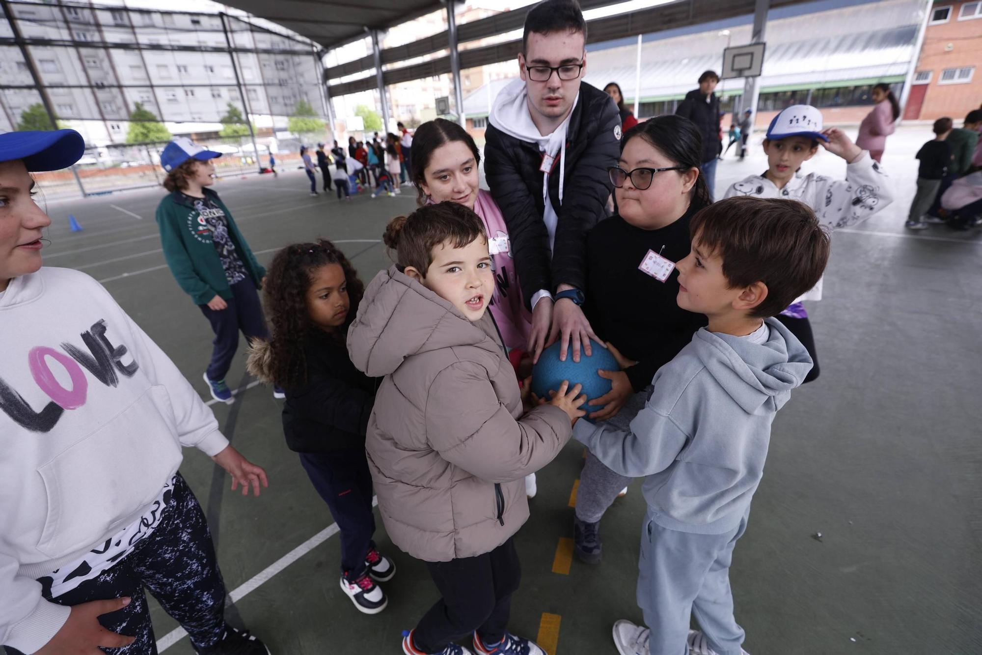 Así es la actividad del colegio Pumarín de Gijón por la inclusión con alumnos del centro de educación especial de Castiello (en imágenes)