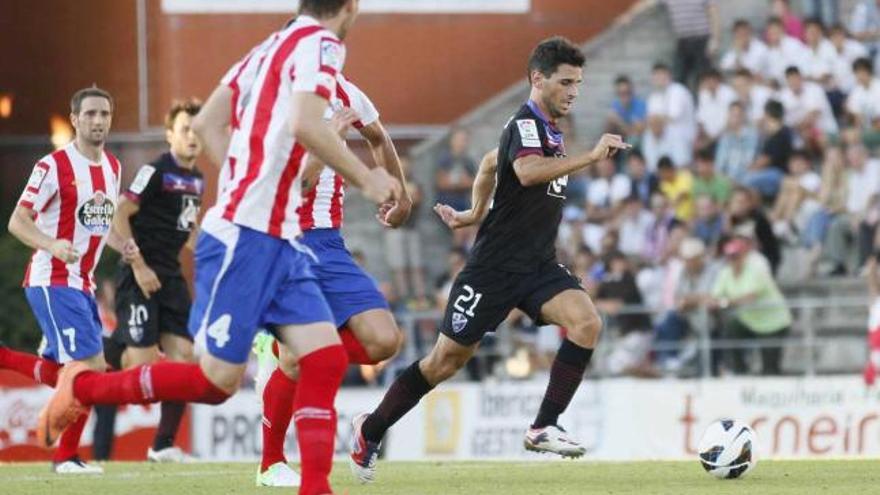 Annunziata, con el balón controlado, en un partido entre el Huesca y el Lugo.