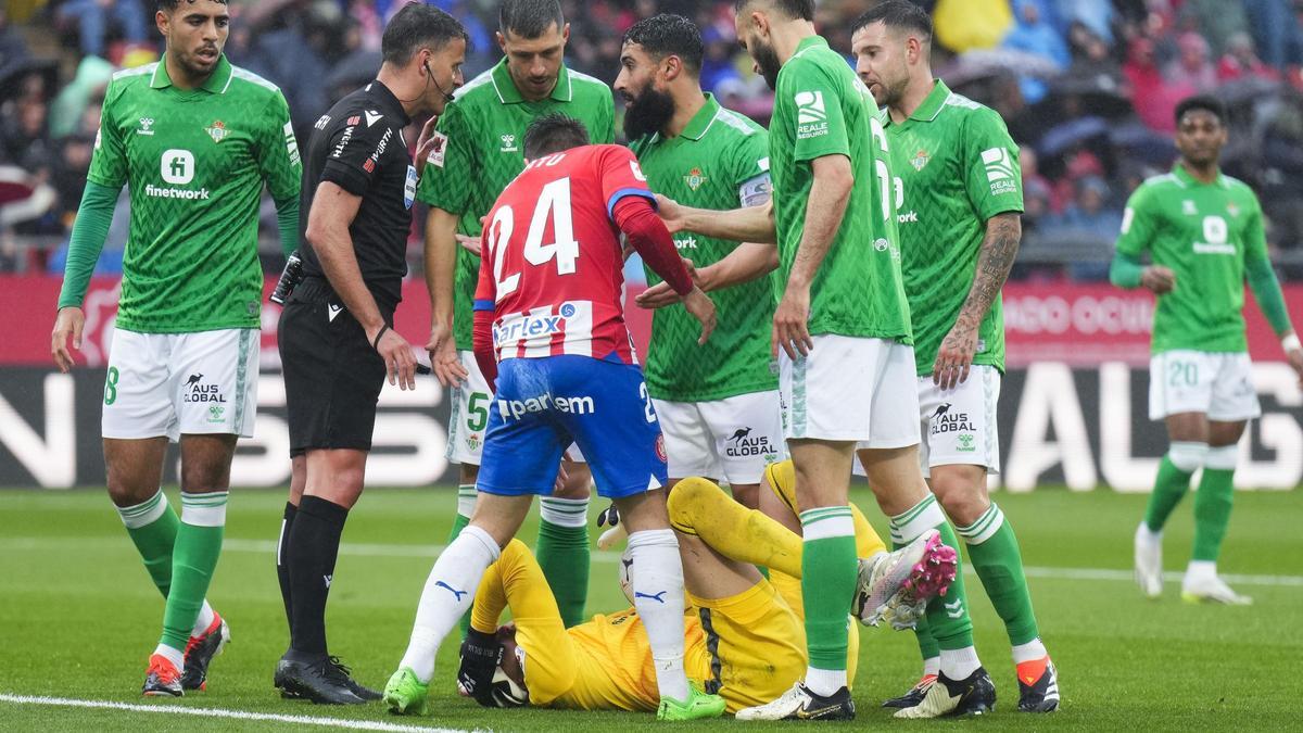 Los jugadores del Betis protestan la entrada de Portu sobre Ruí Silva en el choque contra el Girona en Montilivi.