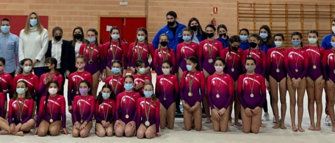 Dos imágenes de las y los participantes en el trofeo. A la izquierda, benjamines, alevines e infantiles. A la derecha, mini-gym, prebenjamín, chicos y benjamines 1.