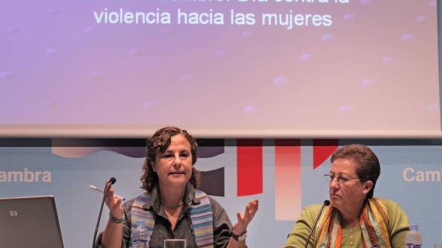 María José Hernández fue presentada por Maria Bonnín, de la asociación de Creients i Feministes.