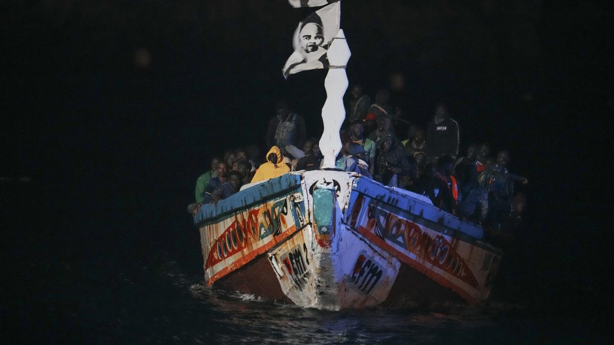 Archivo - Decenas de personas en un cayuco a su llegada al muelle de La Restinga, a 4 de noviembre de 2023, en El Hierro, Islas Canarias (España). Salvamento Marítimo ha rescatado durante la madrugada de hoy un total de cuatro cayucos en aguas cercanas a