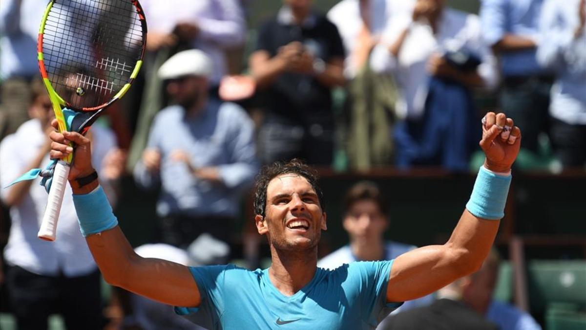 Rafa Nadal alza los brazos ante el respetable de la Philippe Chatrier