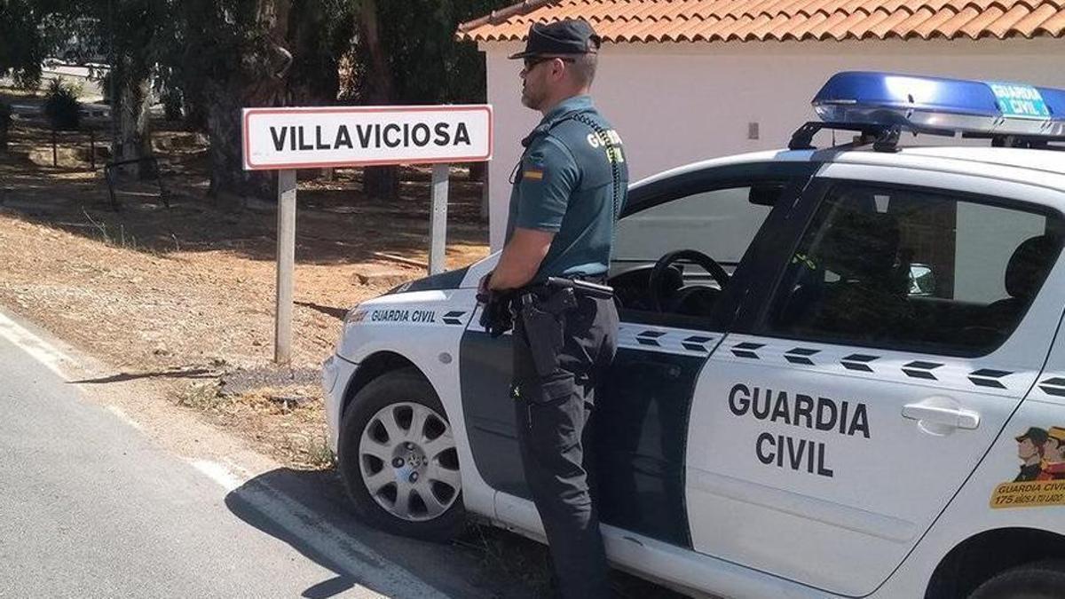 Un agente de la Guardia Civil, a la entrada de Villaviciosa de Córdoba, en una imagen de archivo