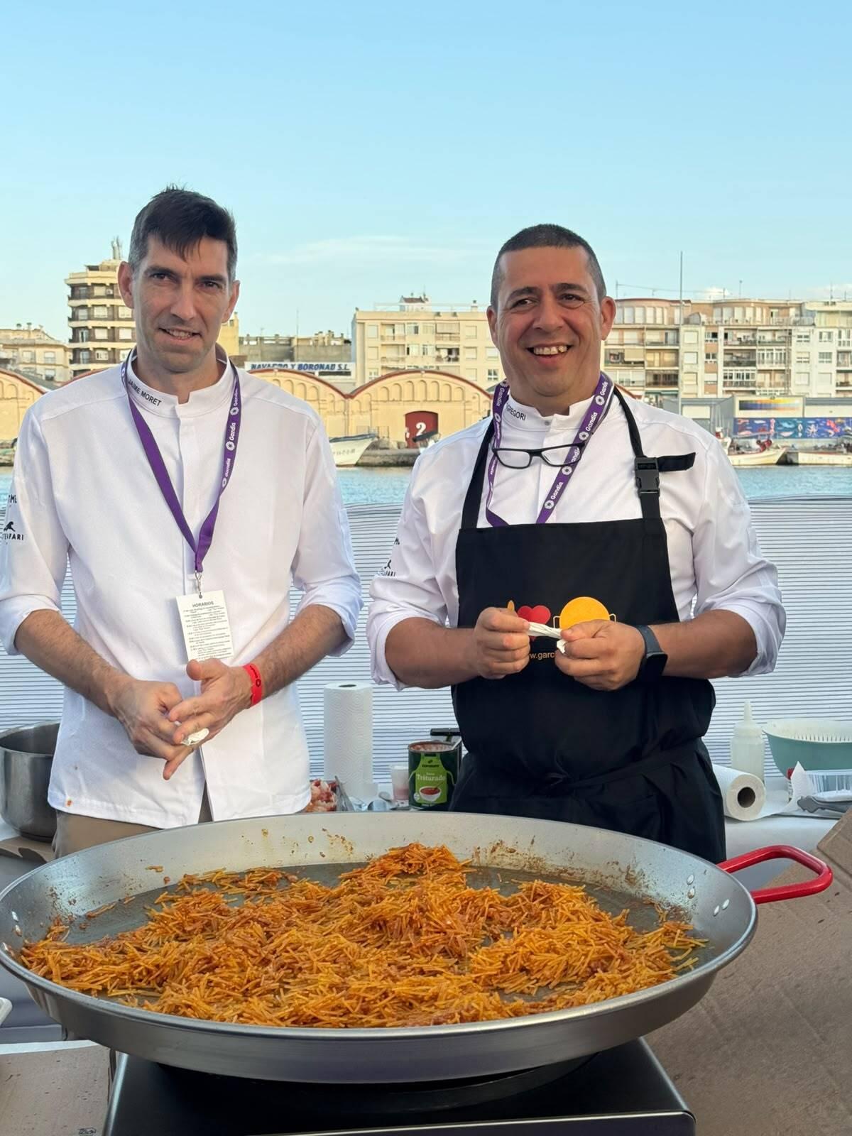 Salva Gregori, a la derecha, y su compañero de fogones, Jaime Moret, durante el concurso