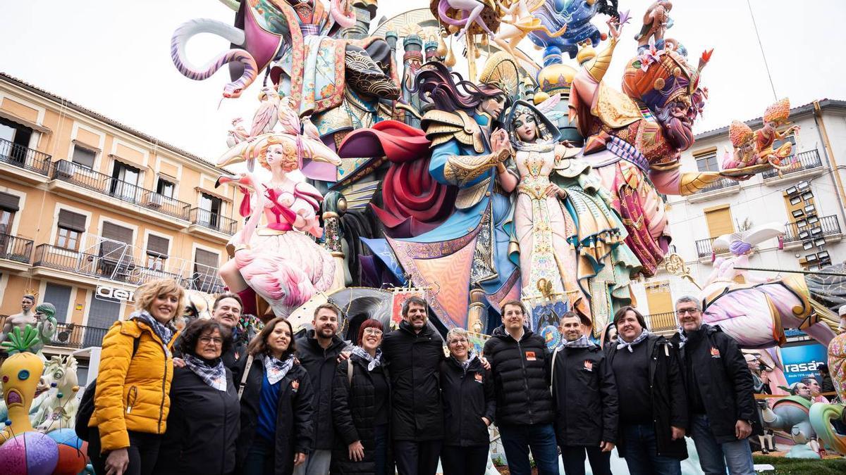 El ministro Ernest Urtasun durante su visita este lunes a las Fallas de València.