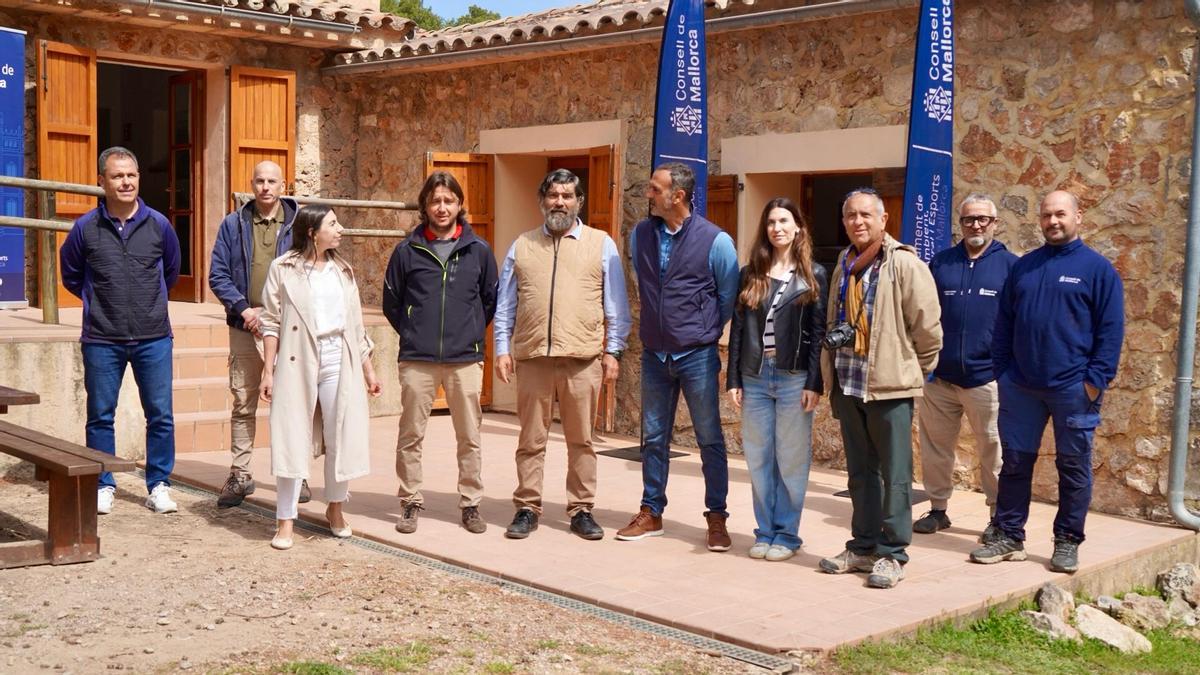 Autoridades insulares durante el acto de reapertura del refugio de sa Coma d'en Vidal.