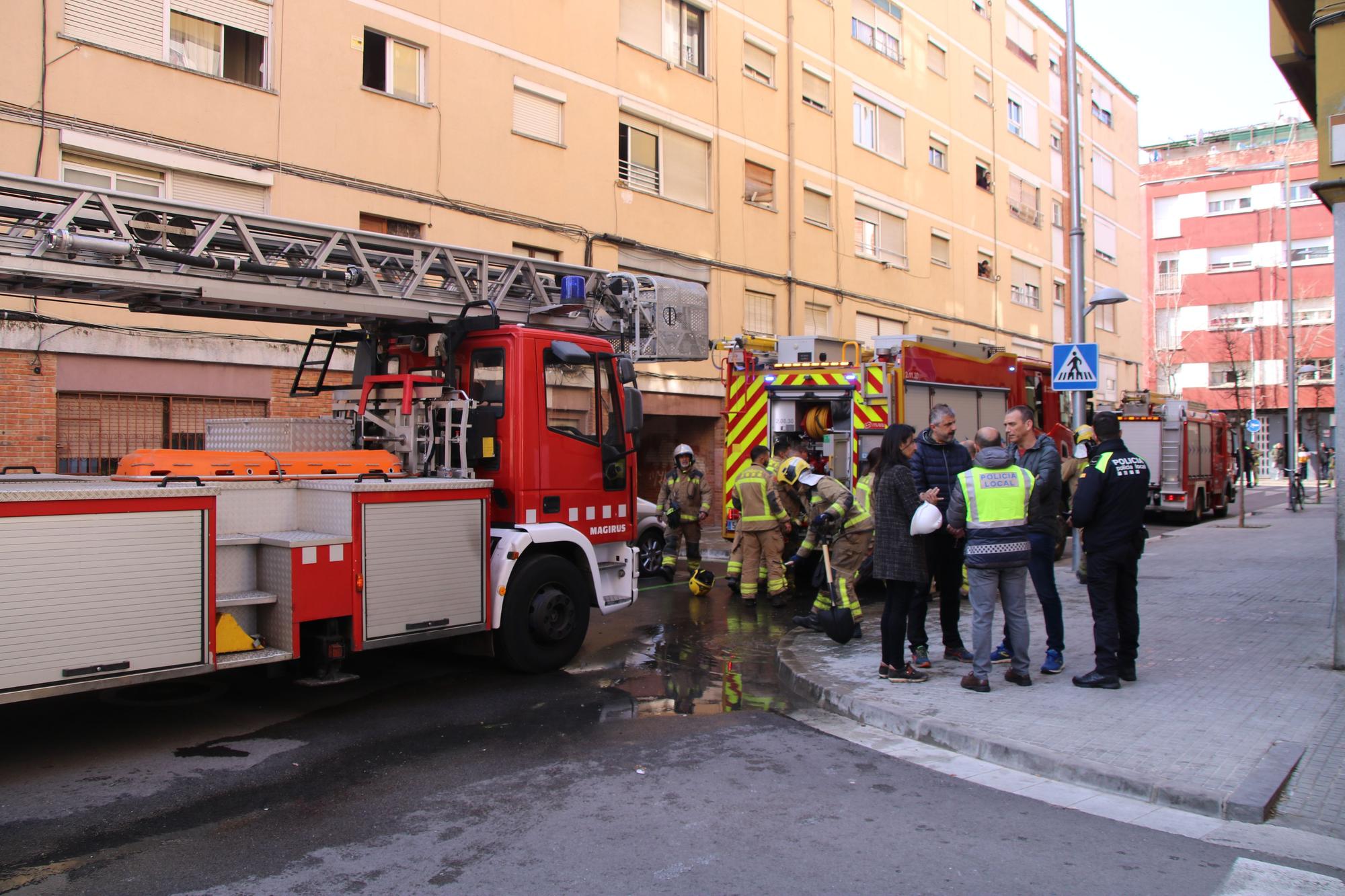 L'incendi en un bloc de pisos de Salt, en imatges