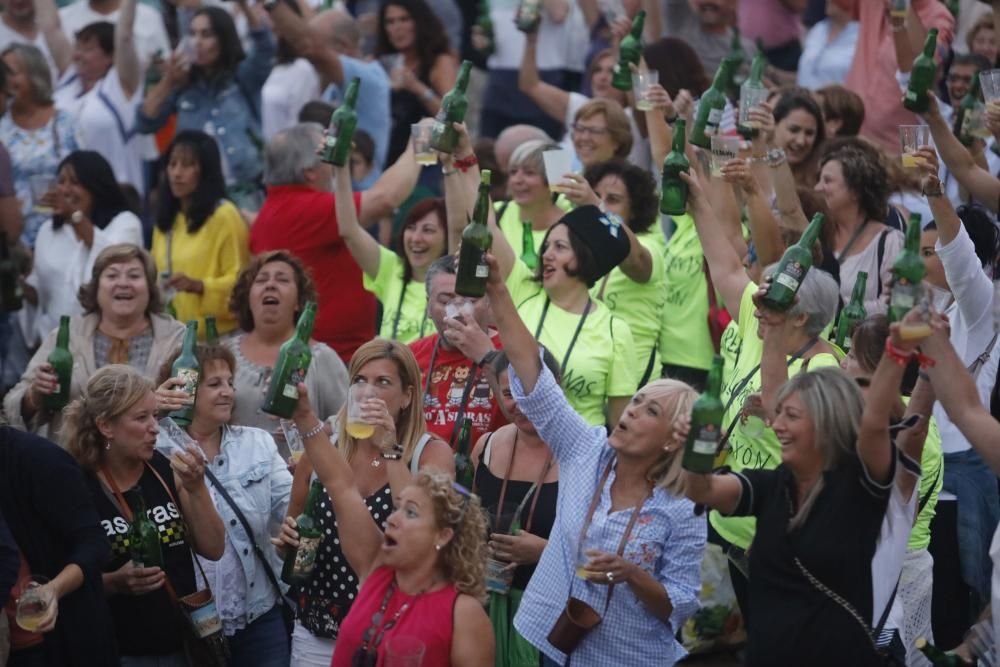 Gijón bate el récord de escanciado simultáneo de sidra