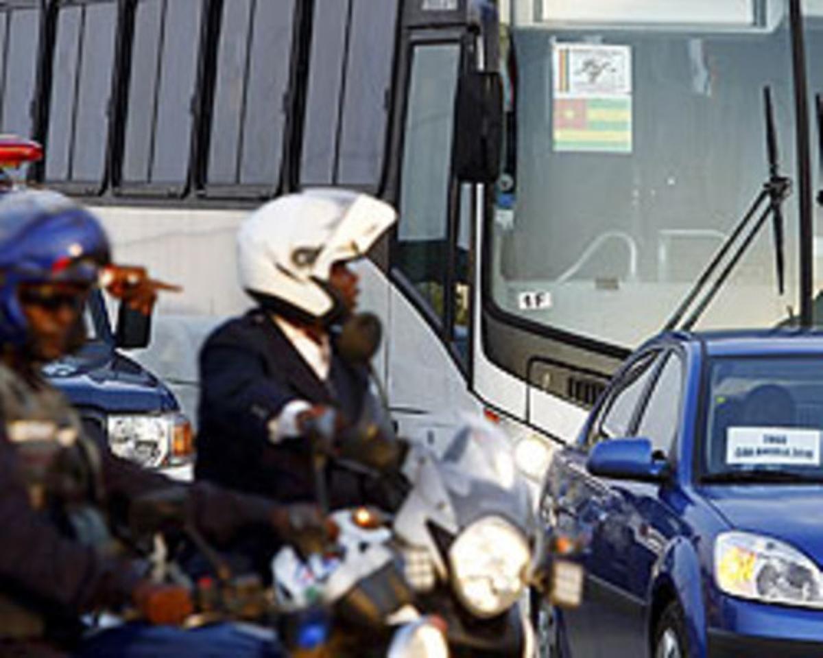 Policies angolesos escorten l’autocar de Togo cap a la Vila Olímpica, ahir.