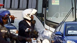 Policies angolesos escorten l’autocar de Togo cap a la Vila Olímpica, ahir.
