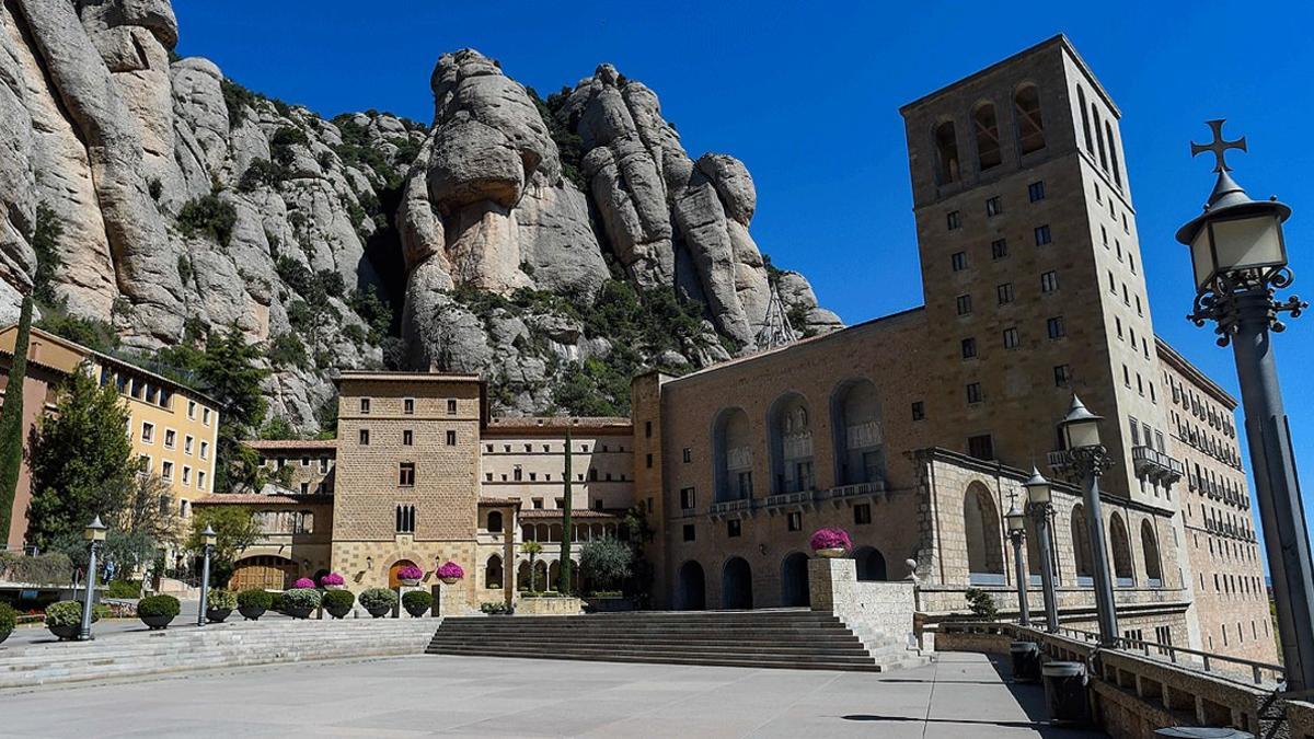 El monasterio de Montserrat el 5 de abril, Domingo de Ramos, completamente vacío por el estado de alarma