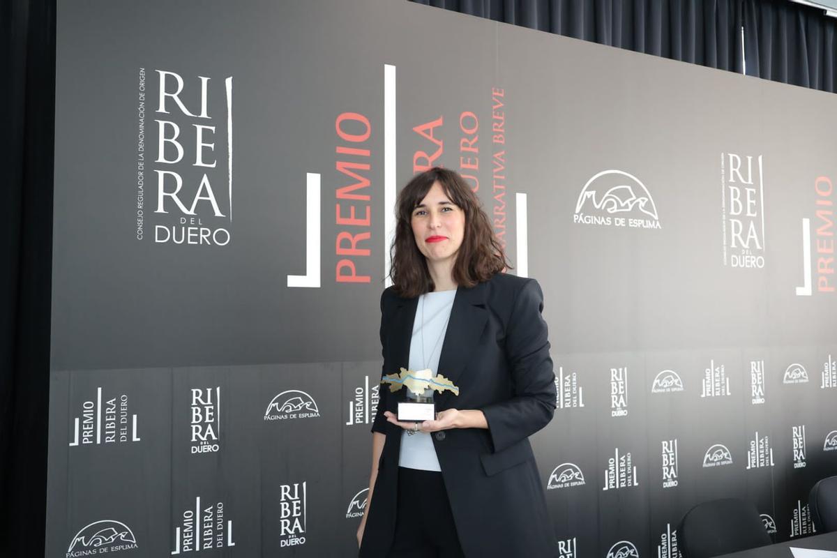 La autora argentina tras recibir el prestigioso galardón literario en el Círculo de Bellas Artes de Madrid.