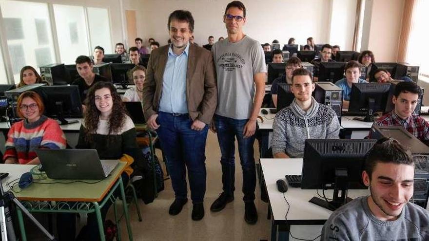 José Manuel Redondo y Luis Antonio Vinuesa, ayer, durante el taller sobre &quot;pentesting&quot; en la Escuela de Ingeniería Informática.