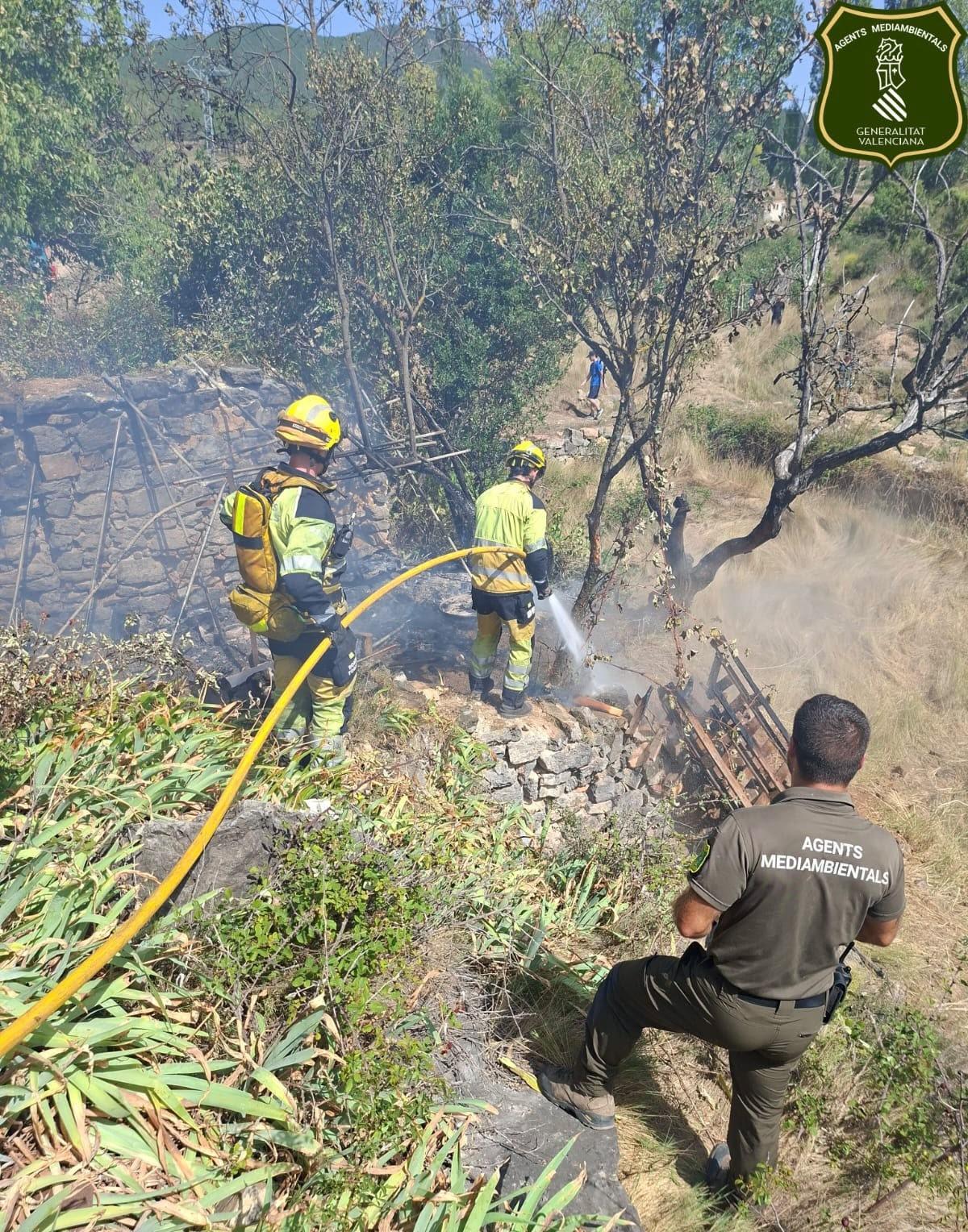 Los agentes medioambientales también han actuado en la extinción del fuego.