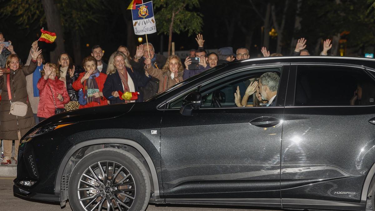 El rey Felipe VI y la reina Letizia, a su llegada al Palacio de El Pardo, donde tendrá lugar la celebración familiar privada con la que la princesa Leonor festejará su 18 cumpleaños.