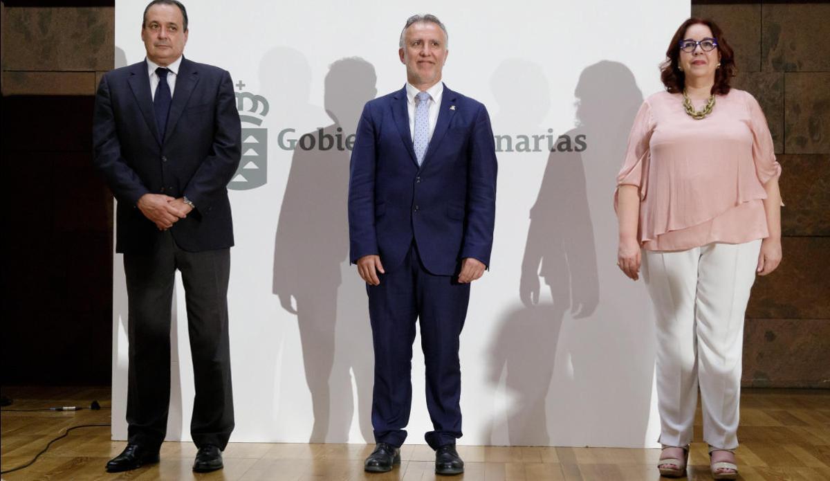 Trujillo (d.), Torres (centro) y Armas (iz.) tras la toma de posesión de los nuevos consejeros