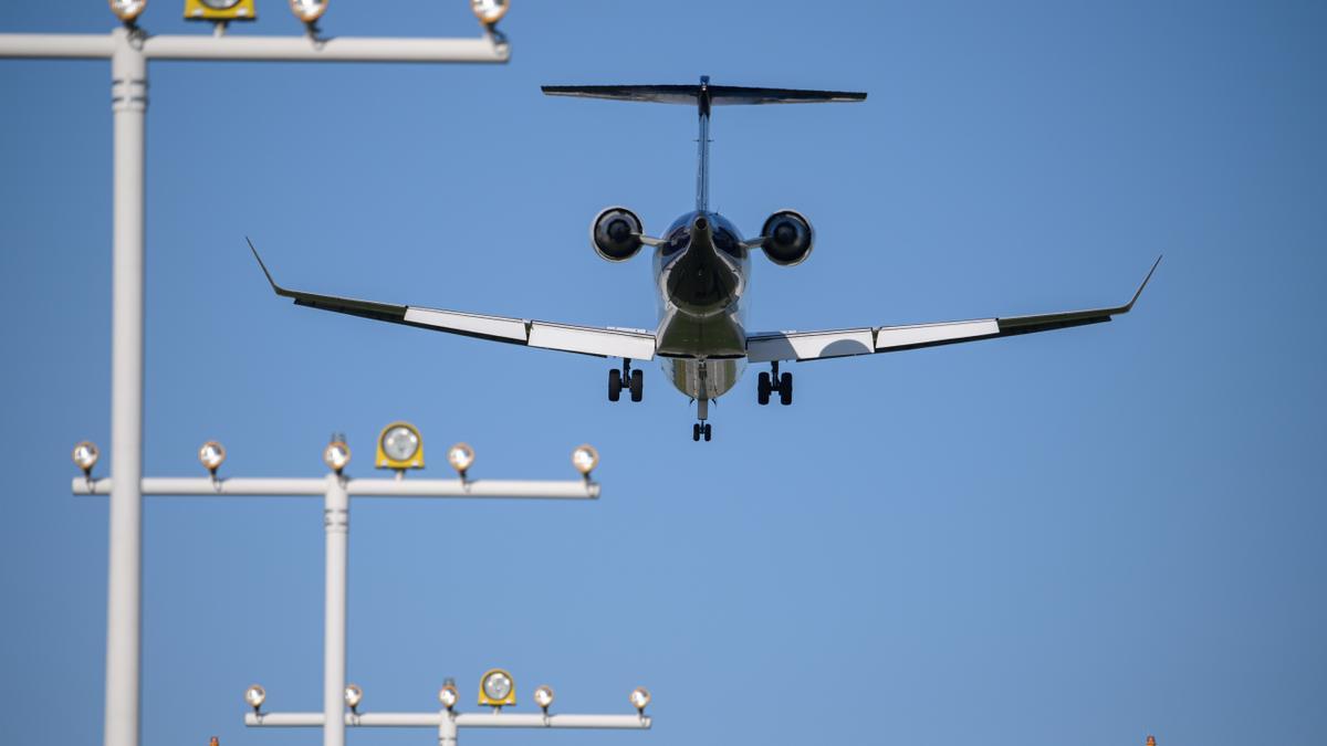 Ein Flugzeug beim Landeanflug auf den Flughafen Dresden.