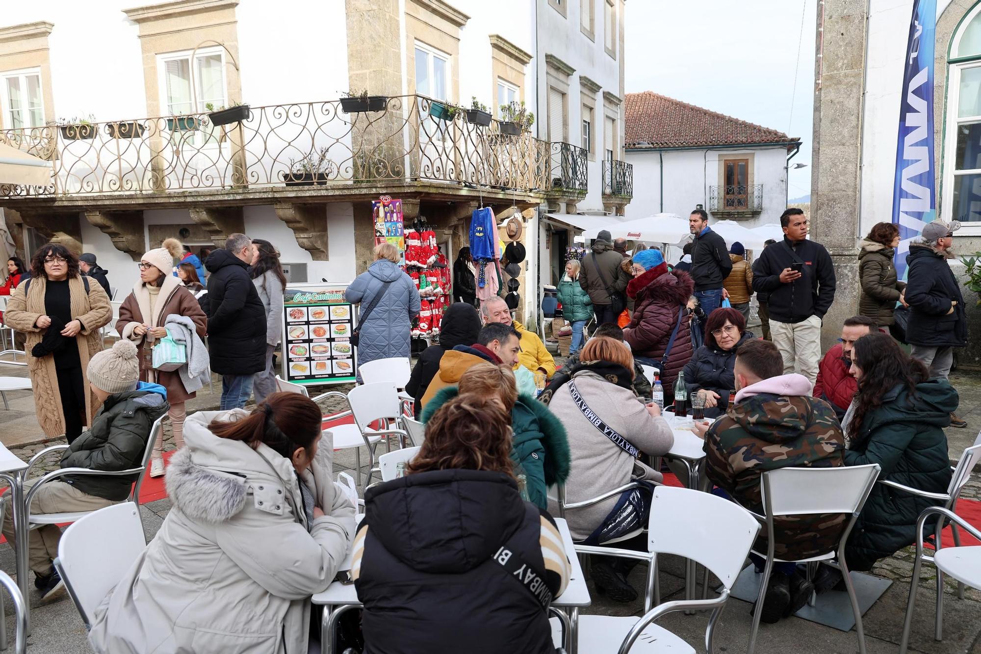 Una marea de gallegos 'invade' Valença do Minho en el día de la Constitución