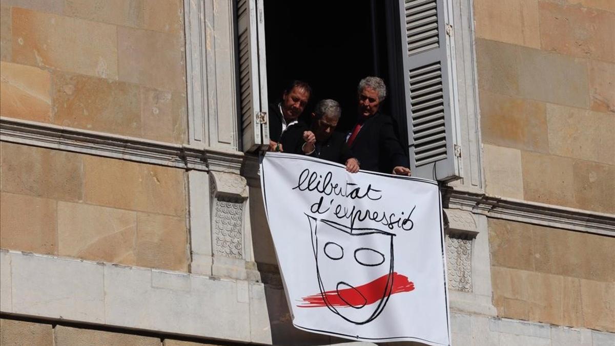Pancarta a favor de la libertad de expresión en la fachada de la Generalitat
