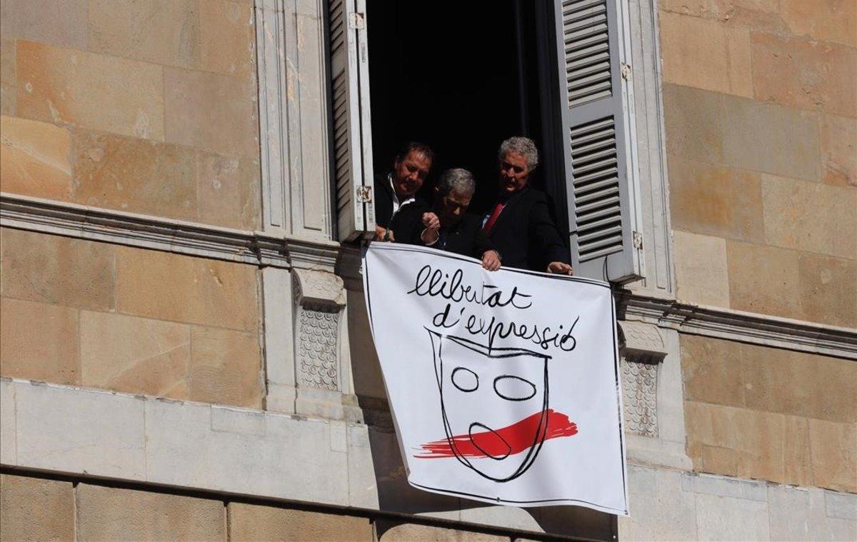 Pancarta a favor de la libertad de expresión en la fachada de la Generalitat.