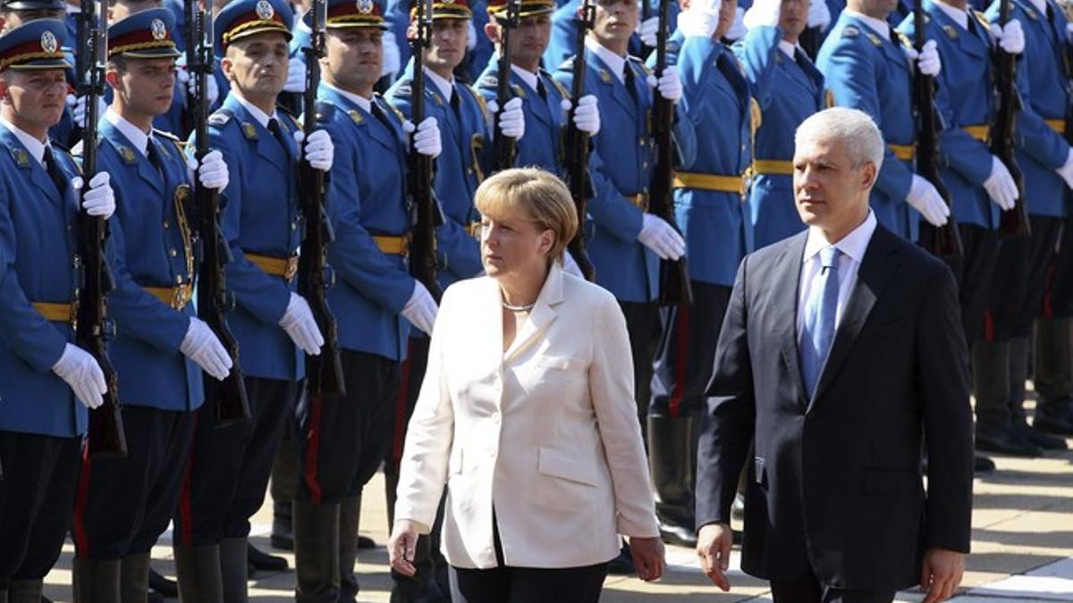 La cancillera alemana, Angela Merkel, pasa revista a la guardia de honor en Belgrado, junto al presidente serbio, Boris Tadic.