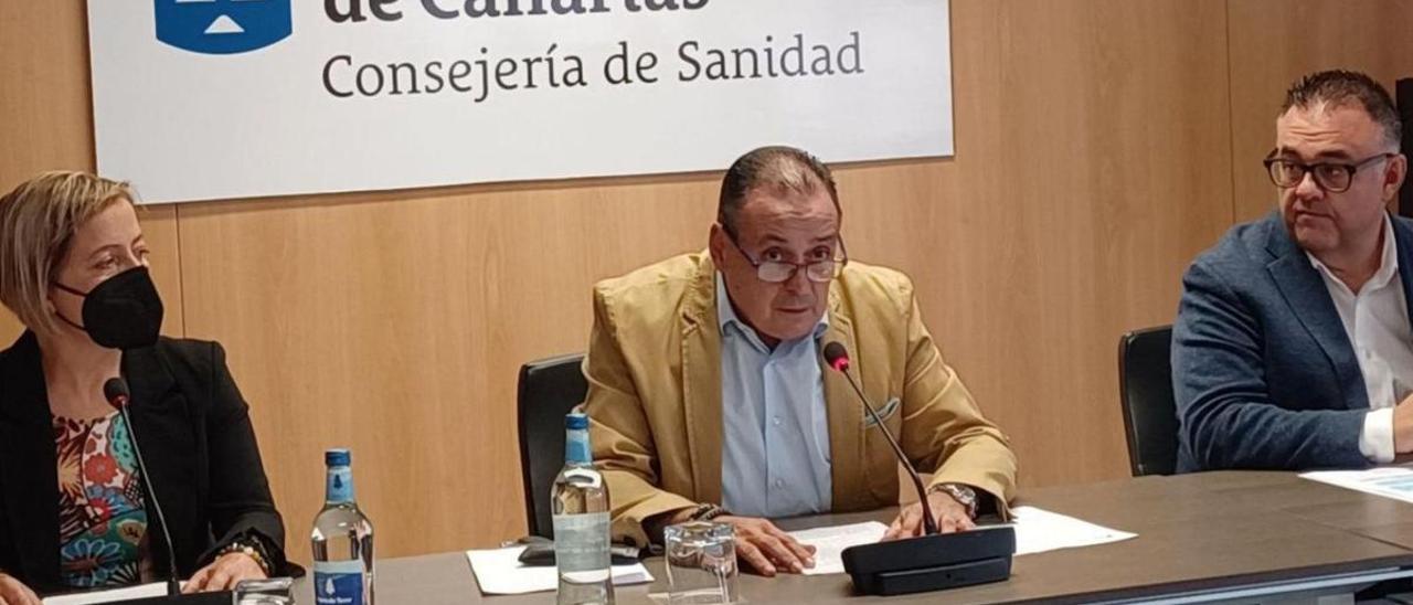 De izquierda a derecha, Montserrat Garrido, Blas Trujillo y Conrado Domínguez, durante la presentación de la estrategia.