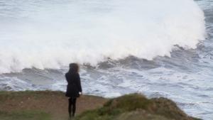 Una persona observa mar embravecido en la costa de Ribadeo, a 4 de noviembre de 2023, en Ribadeo, Lugo, Galicia (España).