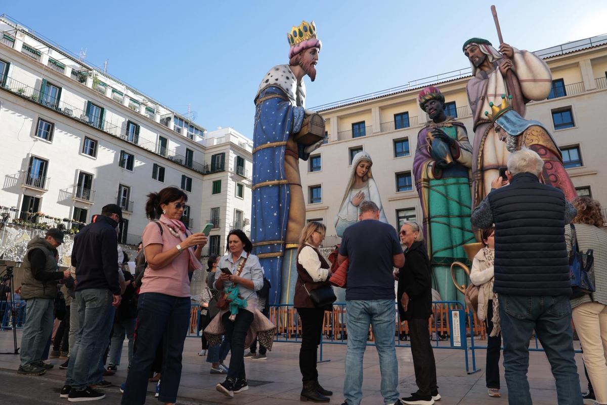 El Belén gigante se ha convertido en un atractivo para los cruceristas en Alicante.