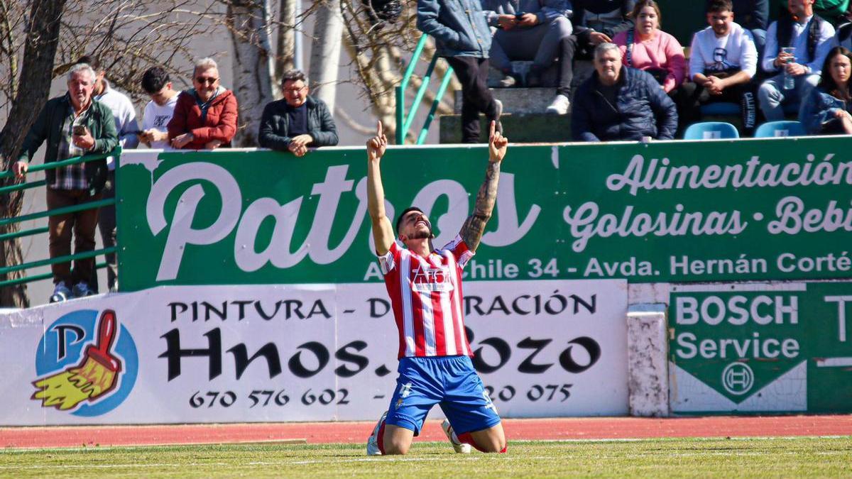 Rubén Sánchez, del Don Benito, celebra un gol en Villanueva.