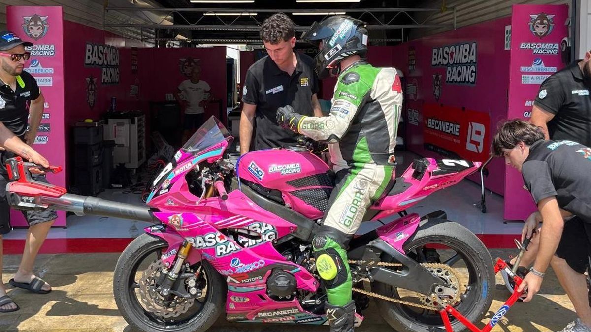 El Team Basomba, fent les últimes proves al circuit de Montmeló
