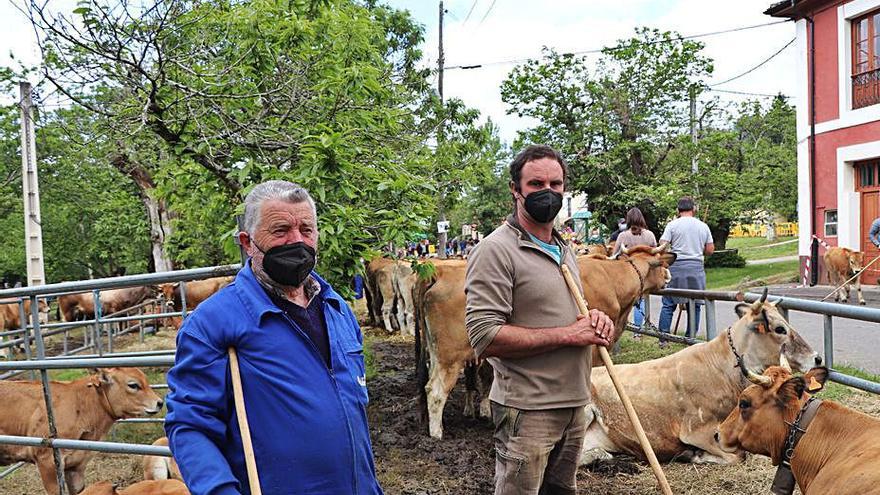 Juan Ramón Huerta (izquierda) y Roberto Huerta, ayer, en la feria. | Á. F.