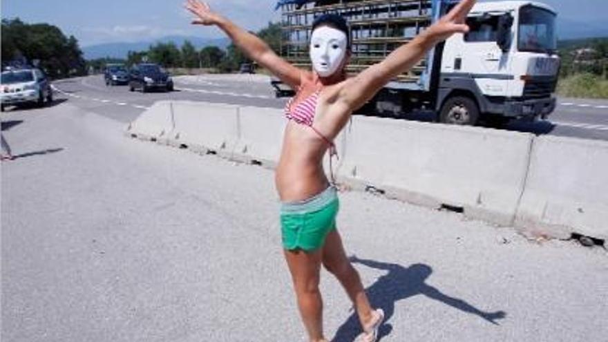 Una noia de carretera amaga la cara durant una manifestació a Maçanet, el passat juliol.
