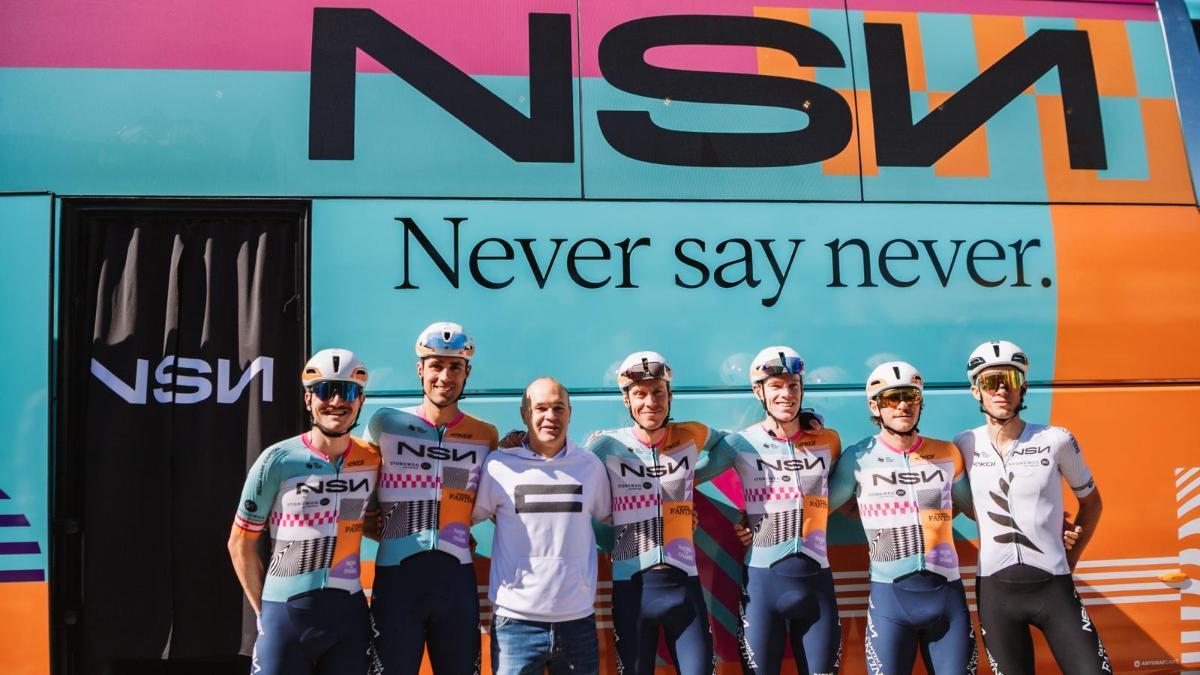 Andrés Iniesta, con los ciclistas del NSN antes del inicio de la etapa 7 de la Volta a Catalunya