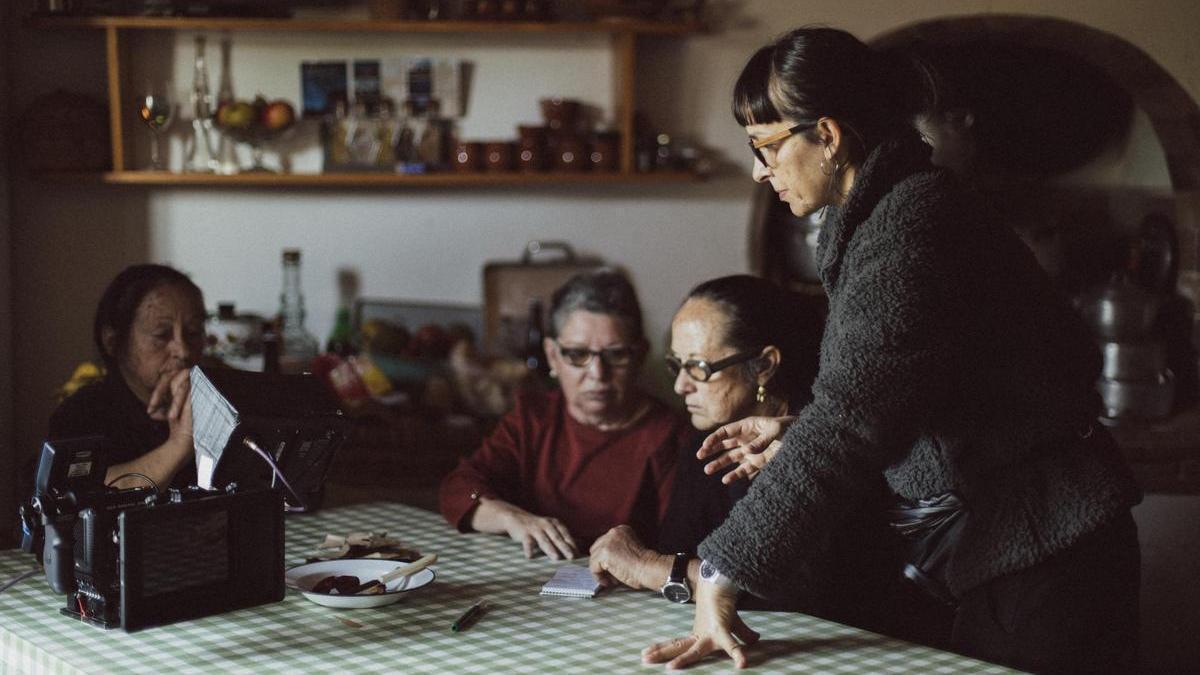 Macu Machín, de pie a la derecha, junto a las protagonistas de la película.