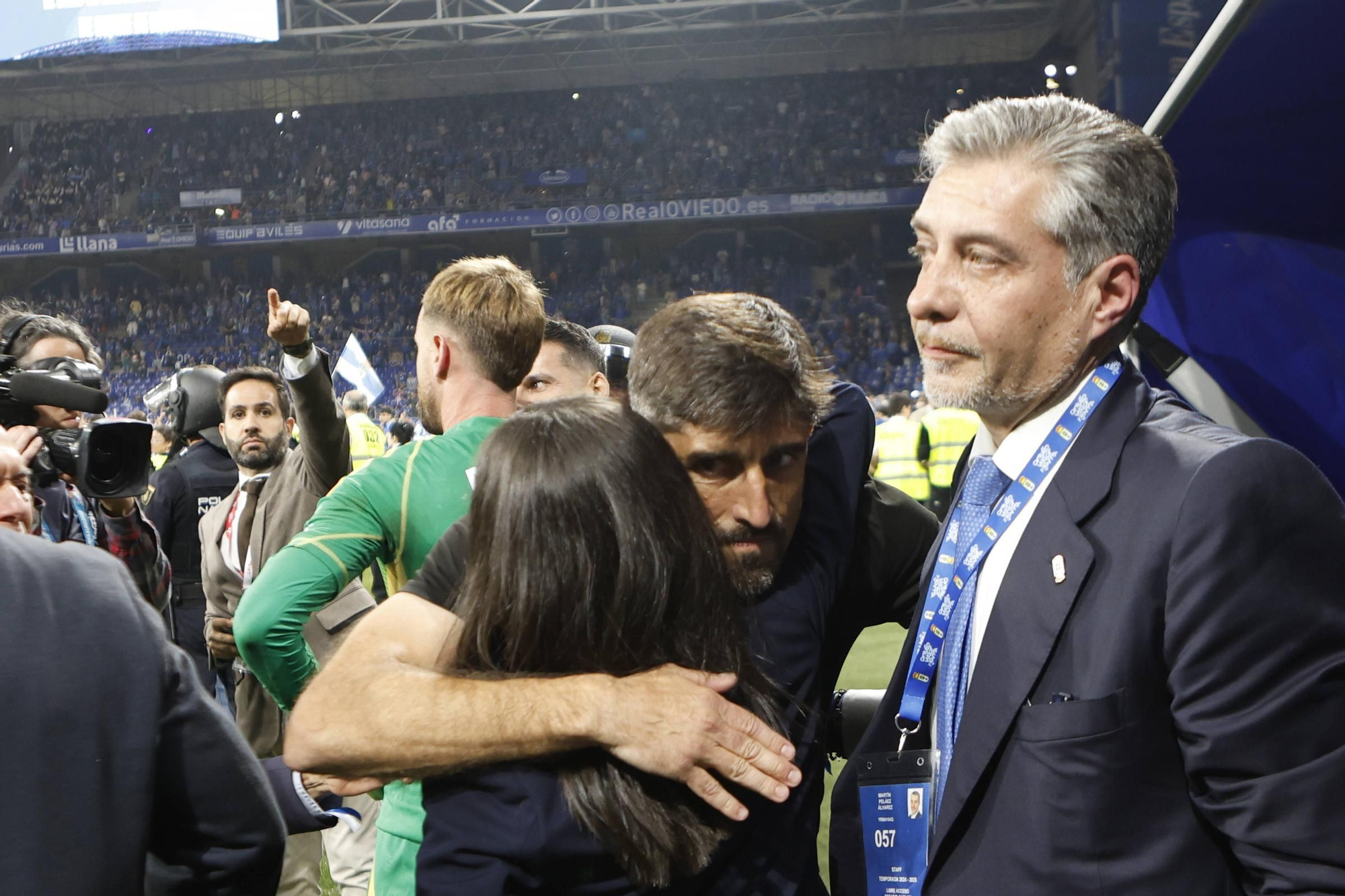EN IMÁGENES: Así se vivió en el Carlos Tartiere la noche del ascenso del Oviedo a Primera División 24 años después