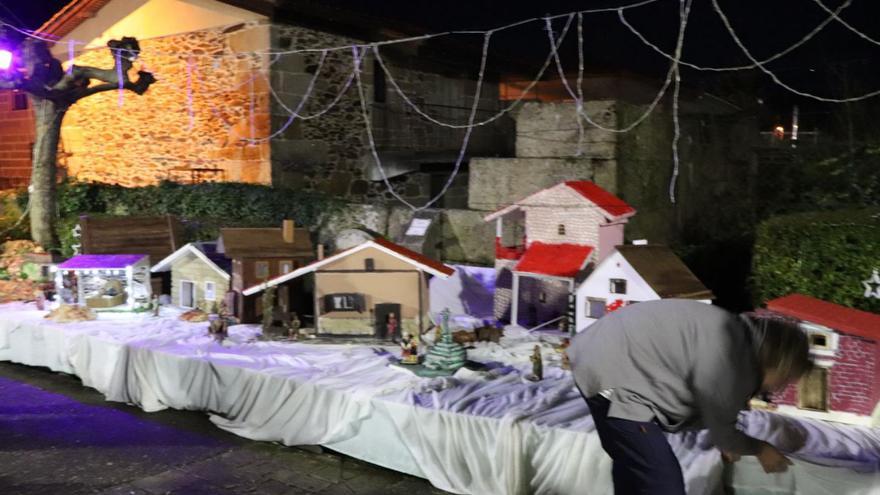 Ultimando el poblado navideño que adorna la plaza principal de Loir. |   // F. CASANOVA