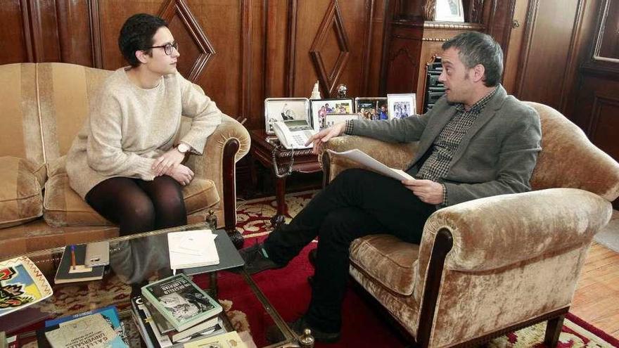 La portavoz del BNG, Avia Veira, junto al alcalde, Xulio Ferreiro, en su reunión ayer en el Concello.