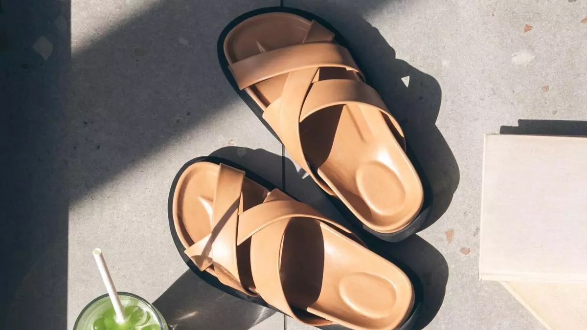 Las mujeres bajitas coinciden: estas sandalias con plataforma de Skechers son muy cómodas y estilizan la silueta