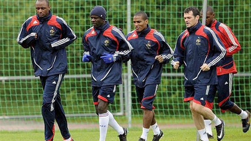 Vieira, Thuram, Malouda y Sagnol, durante el entrenamiento de ayer.