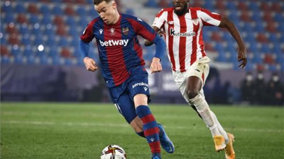 Carlos Clerc ante Williams en un partido de Copa con el Levante