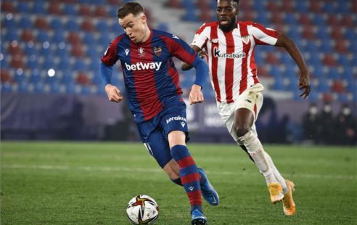 Carlos Clerc ante Williams en un partido de Copa con el Levante